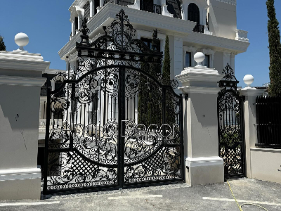 Porte hekuri prodhuar ne menyre artizanale, Tirane Porte hekuri prodhuar ne menyre artizanale, Tirane